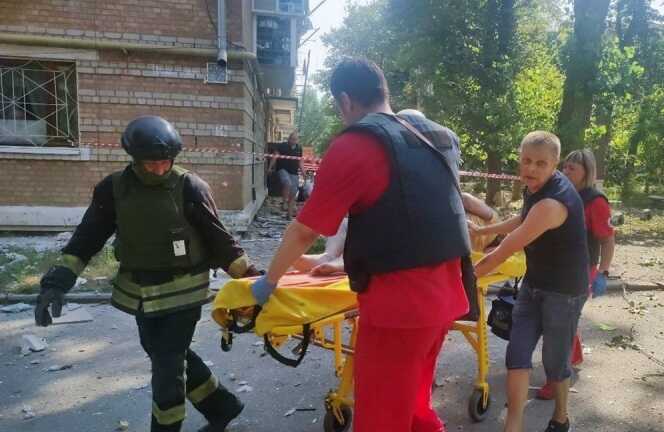 ЗС РФ обстріляли дві багатоповерхівки в Нікополі: восьмеро постраждалих