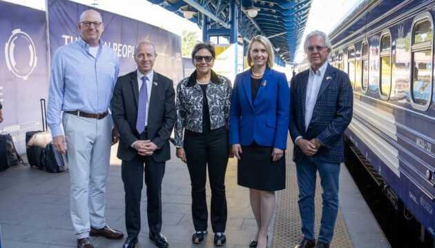 До Києва з візитом прибула спецпредставниця США Пріцкер