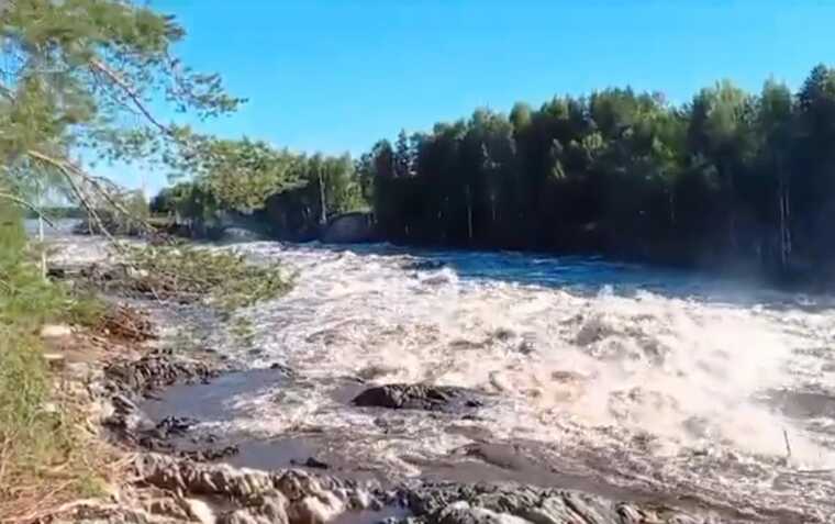 У мережі з’явилося відео моменту руйнування російської греблі в Карелії
