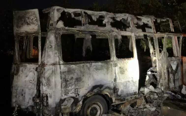 В столице на Позняках ночью сгорел микроавтобус