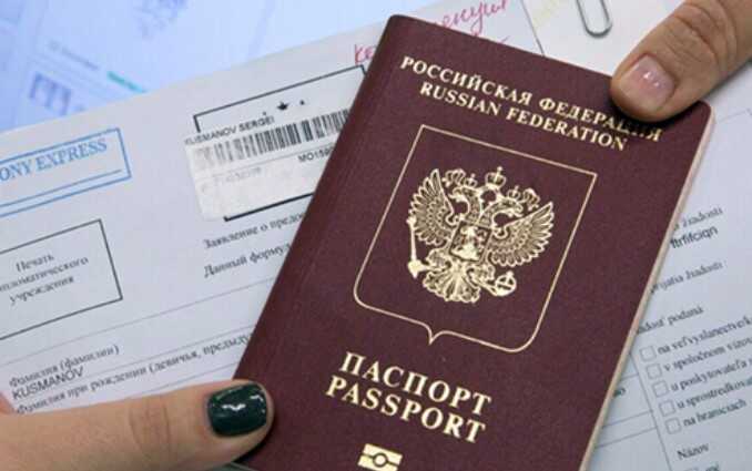 В Євросоюзі закликали вжити термінових заходів проти Угорщини за безперешкодну видачу віз росіянам