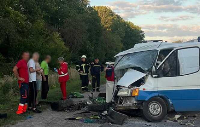 На Львівщині зіткнулись автівка та мікроавтобус: загинула 58-річна пасажирка