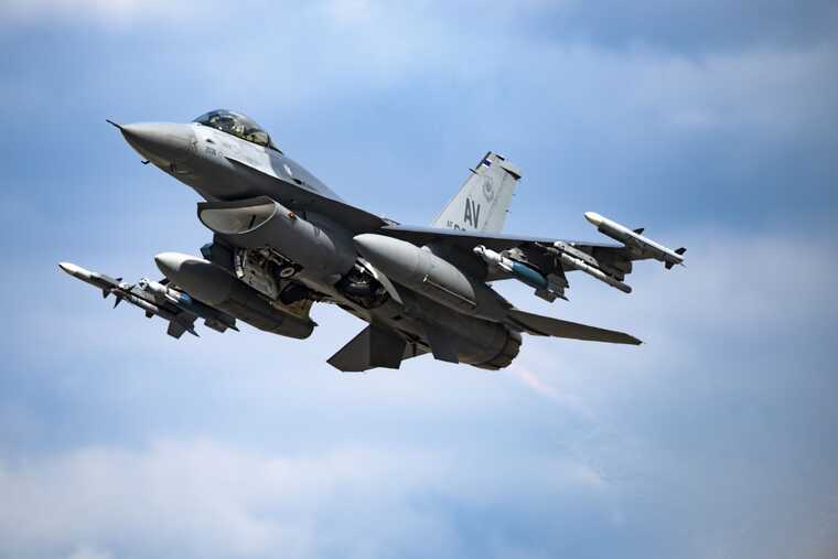 The United States will equip Ukrainian F-16s with modern American weapons