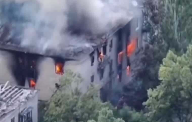 У мережі публікують кадри пожежі у прифронтовому Часівому Яру