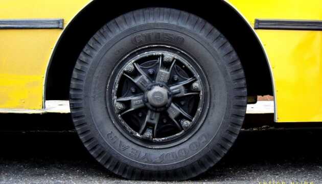 В Харьковской области оккупанты ударили дроном по автобусу со строителями: есть пострадавшие