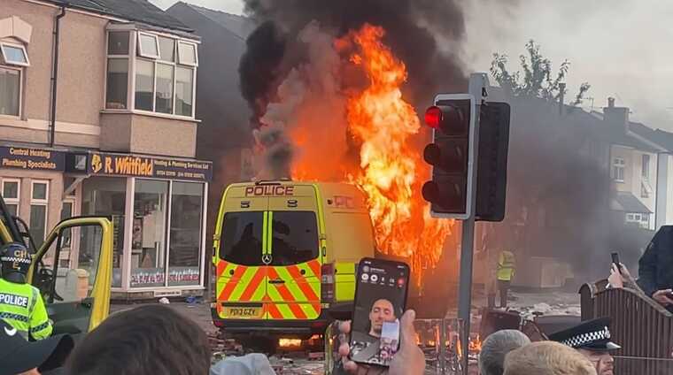 Guardian: У Британії сталися масові заворушення