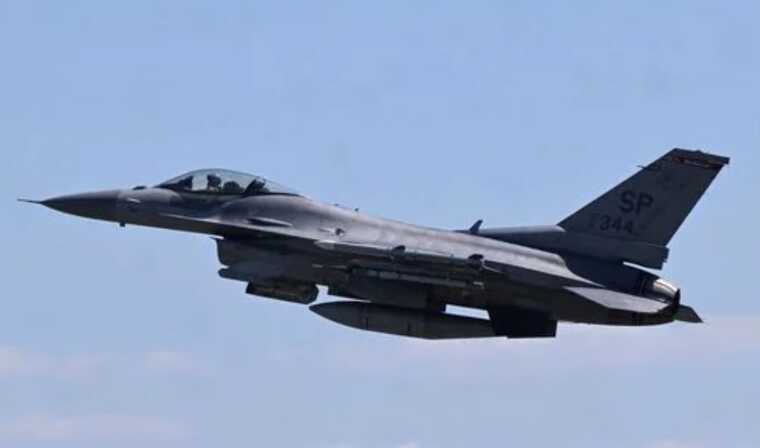 A video of an F-16 fighter jet flying over the city is being published online