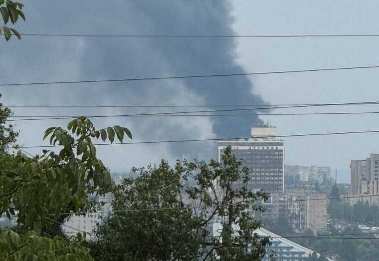 В окупованому Луганську горять майданчики машинобудівного заводу, де окупанти зберігали техніку