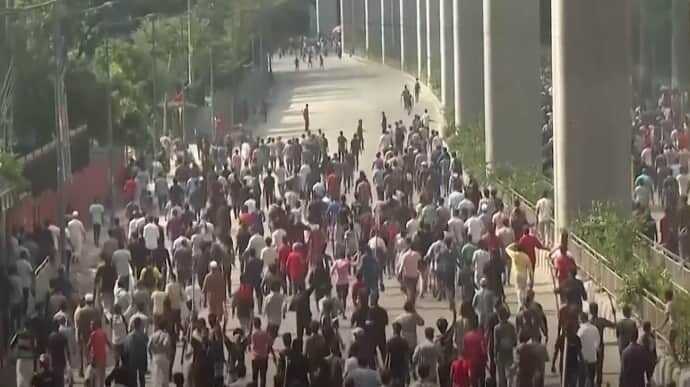 Протести в Бангладеш: прем’єр-міністерка залишила країну, натовп захопив її резиденцію