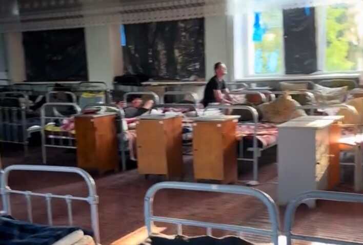 У мережі публікують відео з Луцького ТЦК, де двоє «арештантів» хочуть влаштувати бунт