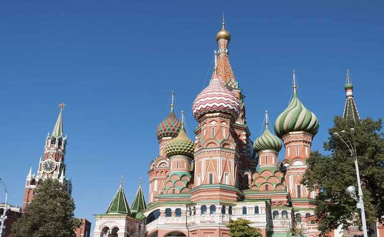 Санкции обвалили переводы из России за границу