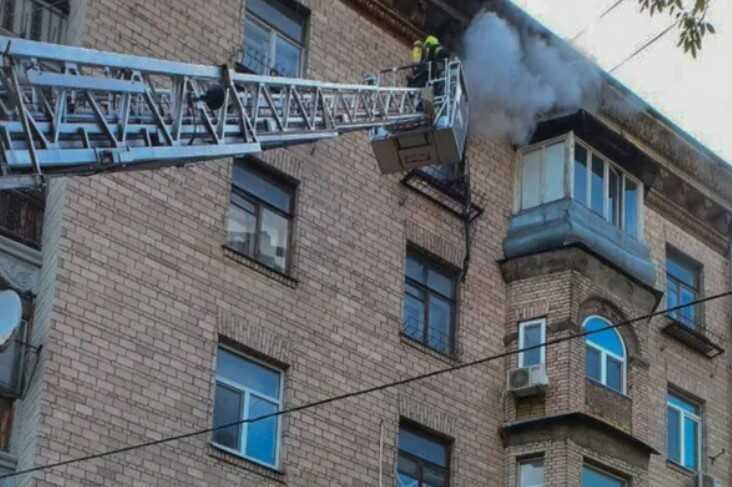 В Киеве во время пожара в пятиэтажке спасатели спасли девушку