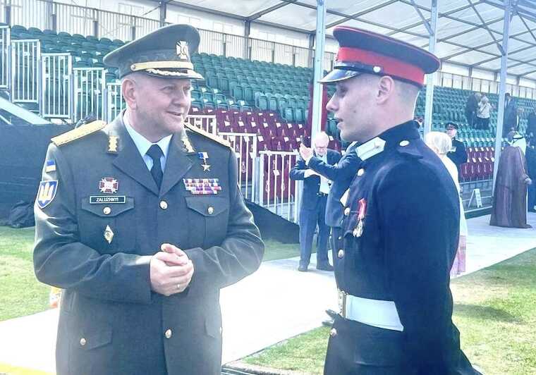 Валерий Залужный посетил выпускной парад Королевской военной академии