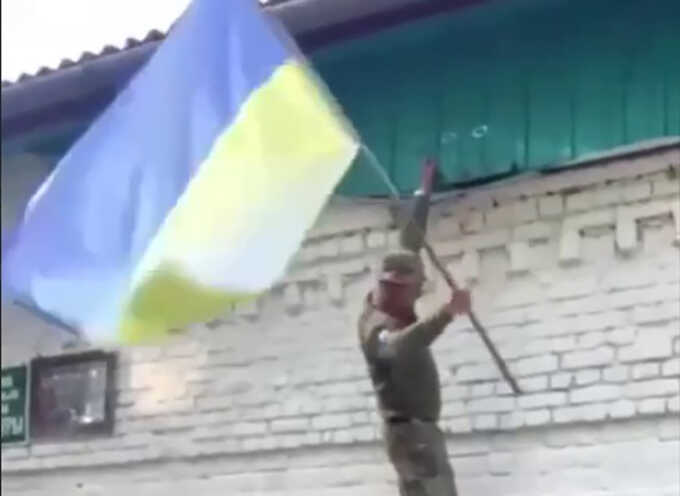 A video of the installation of the Ukrainian flag in the village of Guevo in the Kursk region has appeared online