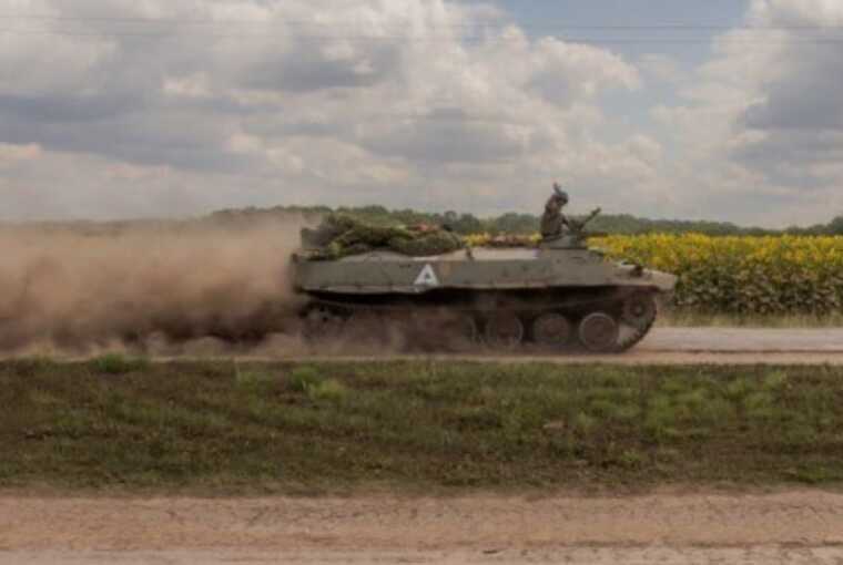 Десятки броньованих машин ЗСУ з білим трикутником перетнули прикордоння Сумської області, - ЗМІ