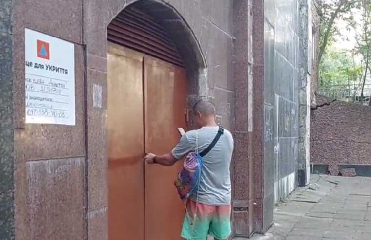 In Odesa, during an air raid, a shelter was closed on the Dolphin beach