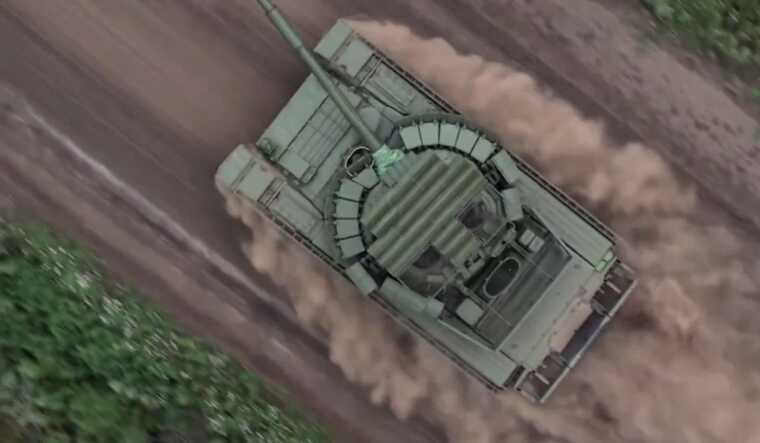 Українські десантники в Курській області захопили новий російський танк Т-80БВМ