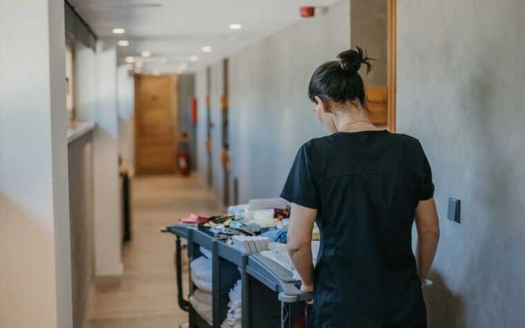 В Турции уборщица отеля выбросила кроссовки Balenciaga россиянина в мусорник