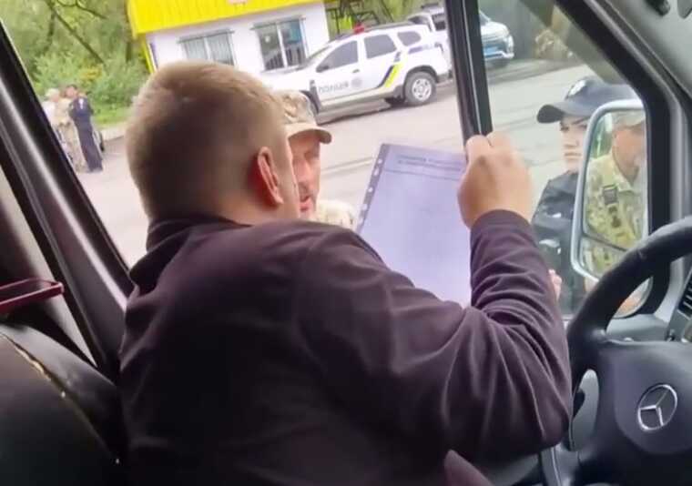 У Чернівецькій області ТЦК зупинили автобус з дітьми переселенцями та хотіли забрати водія