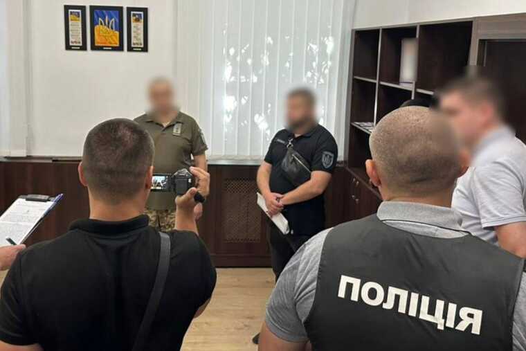 У Чернівецькій області посадовці квартирно-експлуатаційного відділу брали відкати за ремонт об’єктів ЗСУ