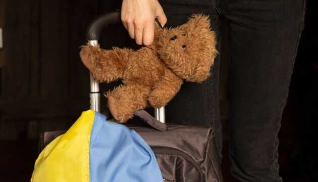 С оккупированной Херсонщины вернули две семьи с детьми