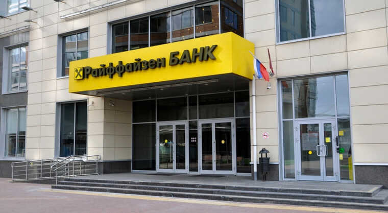 Raiffeisen Bank "закручує гайки" для жителів РФ