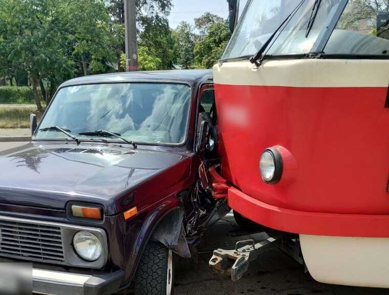 В Киеве трамвай протаранил легковушку