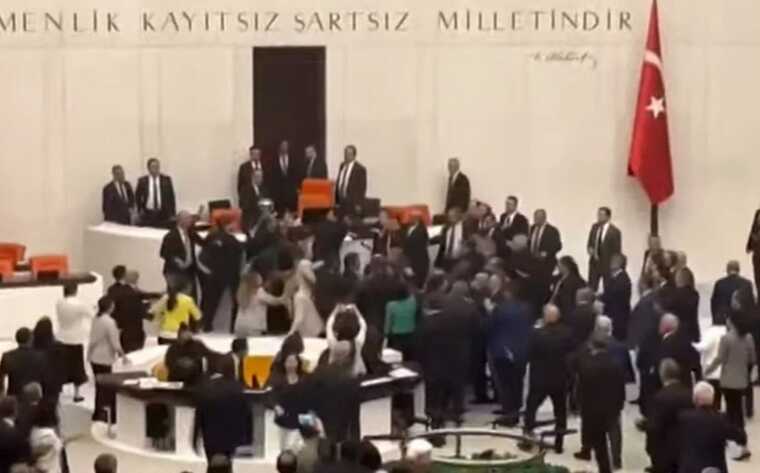 В Турецком парламенте произошла массовая драка из-за оскорбления партии Эрдогана