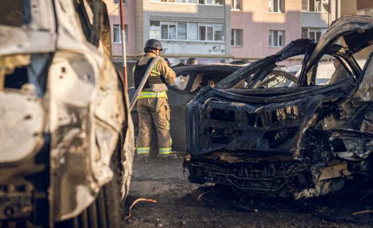 Russian missile strike on Sumy: 10 cars burned