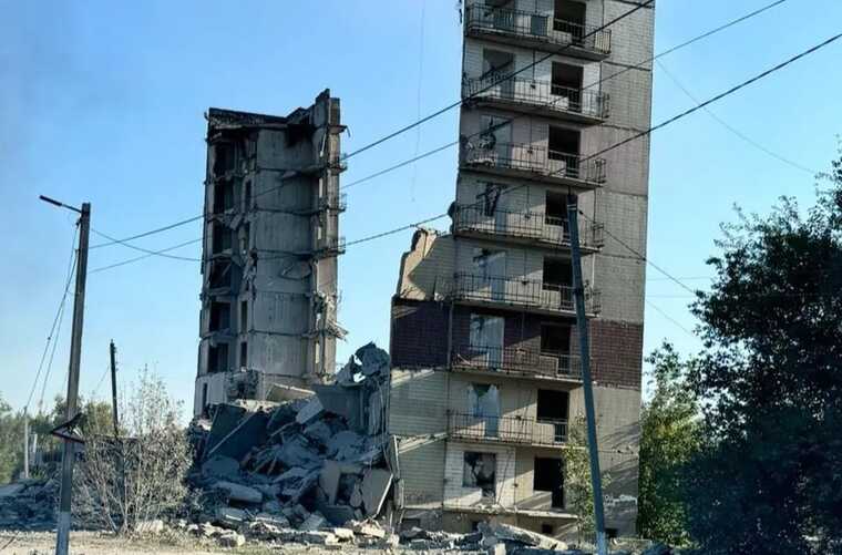 Окупанти влучили в 9-поверхівку в Мирнограді на Донеччині: вже відомо про одного загиблого