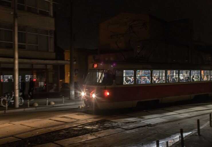 У Києві на станції метро «Лісова» пасажир заліз на дах поїзда