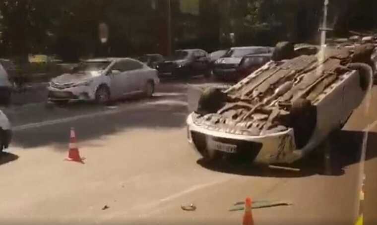 ДТП в Киеве: в результате аварии перевернулось легковое авто