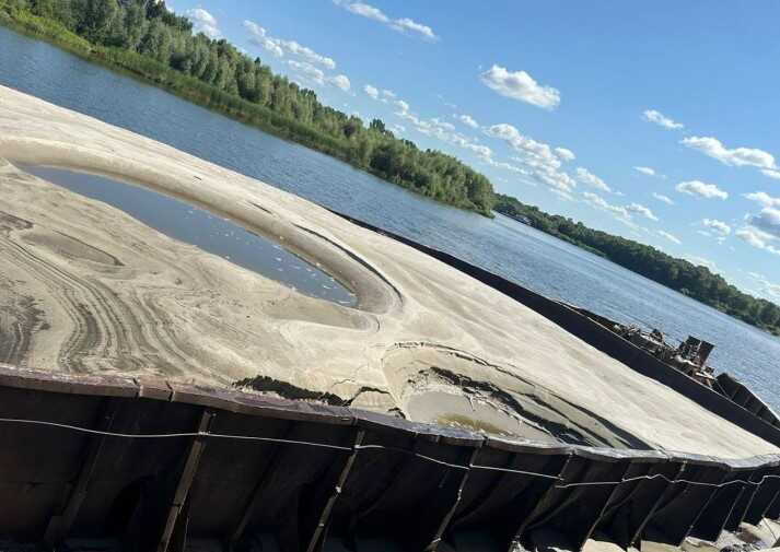 Illegally extracted sand from Desna: three employees of the enterprise were notified of suspicion