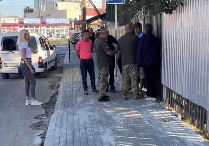 В сети публикуют видео попытки силовой мобилизации в Тернополе