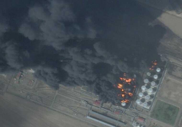 ЗМІ публікують супутниковий знімок пожежі на нафтобазі у Ростовській області