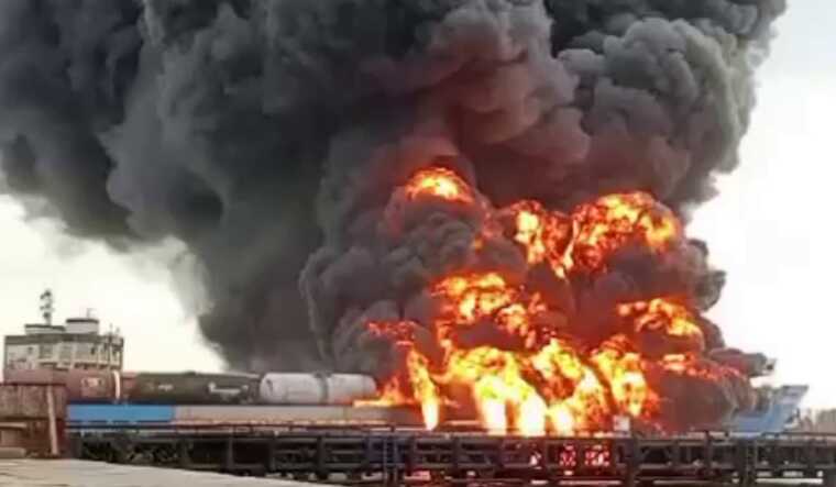 На поромі, атакованому в російському порту «Кавказ», знаходилося 30 паливних цистерн - соцмережі