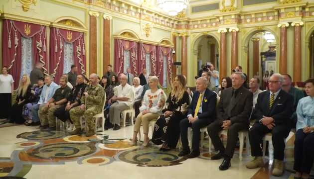 Зеленский вручил награды 11 выдающимся деятелям за их вклад в прославление Украины