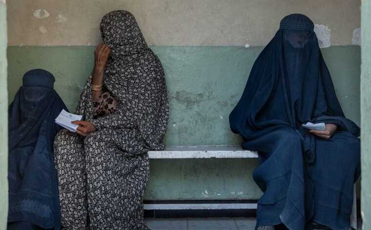 Таліби в Афганістані заборонили жінкам у публічних місцях говорити та показувати обличчя