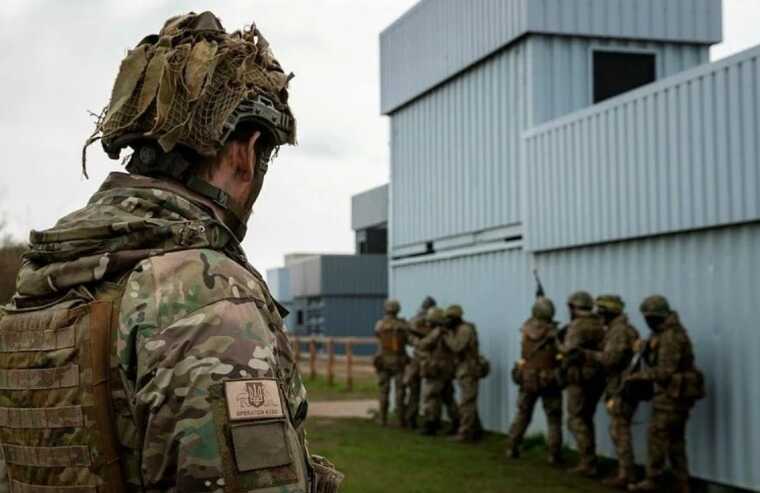 СМИ: Евросоюз впервые обсудит отправку военных инструкторов в Украину