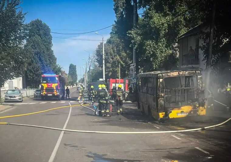 Под Киевом во время рейса загорелся маршрутный автобус