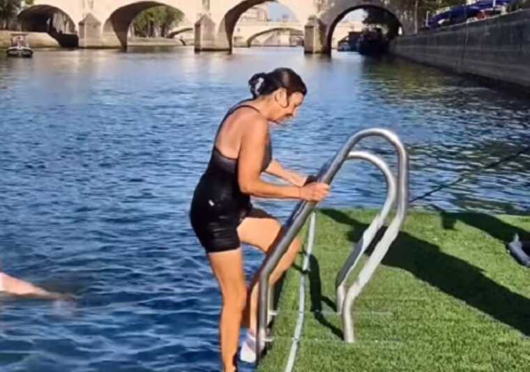 У Парижі мер міста скупалася в Сені перед стартом Паралімпіади-2024