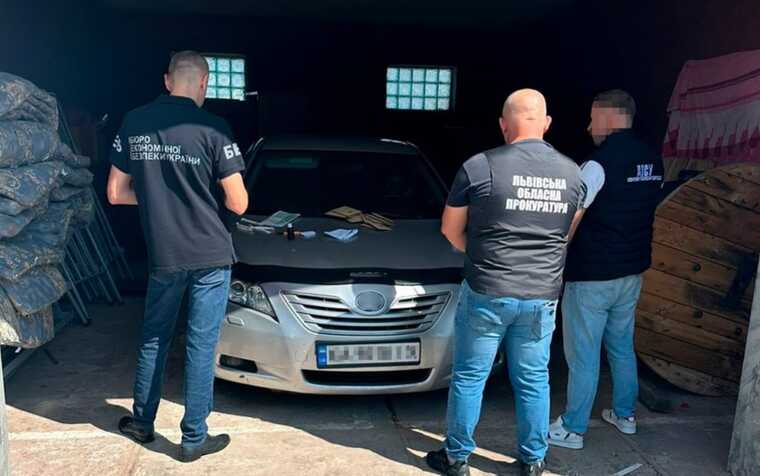 У Львівській області детективи БЕБ виявили автомобіль із підробленими 54 тисячами доларів США