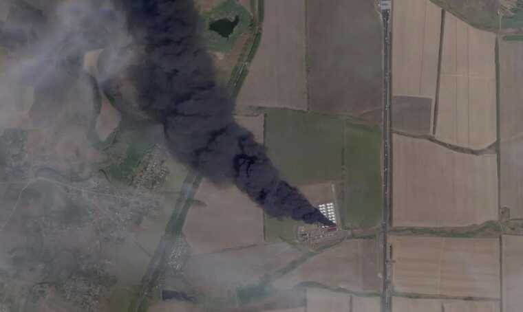 У РФ на нафтобазі "Атлас" у Ростовській області все ще триває пожежа