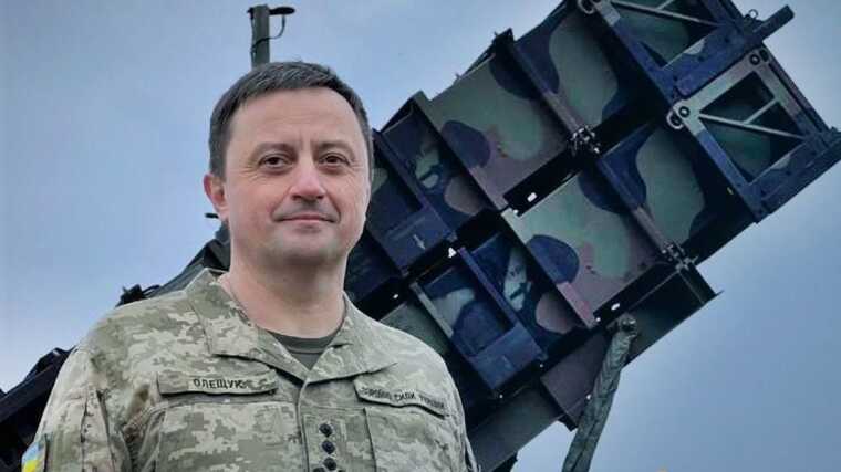 Экс-командующий ВС Олещук написал первый пост после увольнения, процитировав Залужного