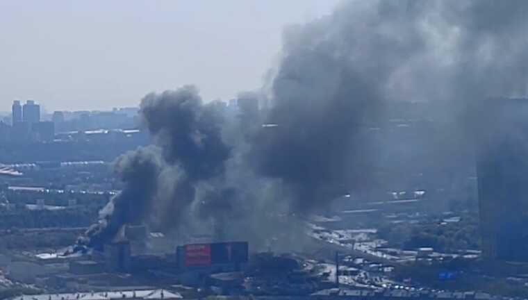 В РФ у центрі Москви спалахнув триповерховий будинок