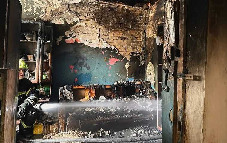 У Дніпровському районі столиці сталася пожежа в приватному будинку: є постраждалий