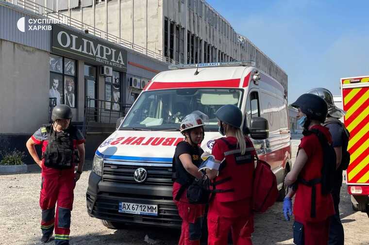 В Харькове под повторные удары российскими ракетами попали медики и спасатели