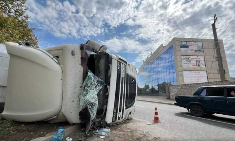 ДТП у Кривому Розі: перекинулася фура з поросятами