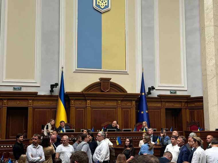 Deputies blocked the Verkhovna Rada tribune