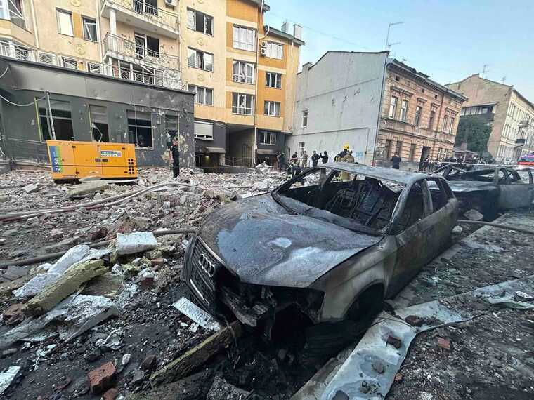 Атака РФ по Львову: під завалами можуть бути люди